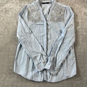 BKE Boutique Top Shirt Womens Medium Blue‎ Embroidered Metallic Lace Casual